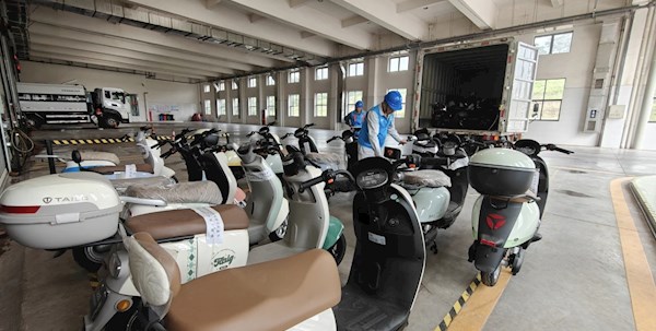 瀘州市城西垃圾壓縮中轉(zhuǎn)站協(xié)助江陽(yáng)區(qū)市場(chǎng)監(jiān)督管理局集中銷(xiāo)毀違規(guī)電動(dòng)車(chē)